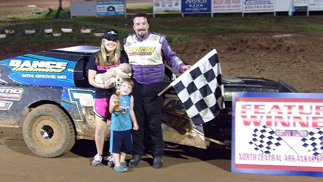 Michael Maggard won the Out-Pace USRA B-Mod feature.