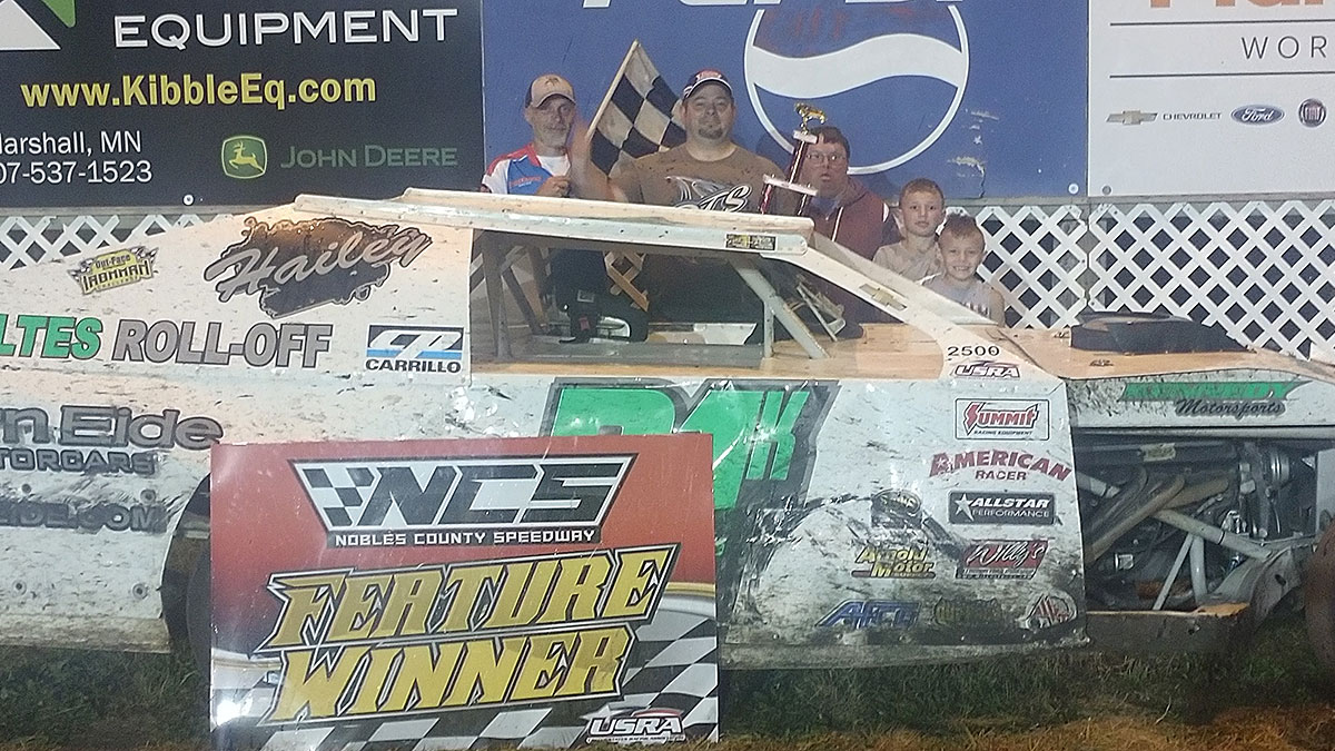Dave Kennedy won the Out-Pace USRA B-Mod feature.