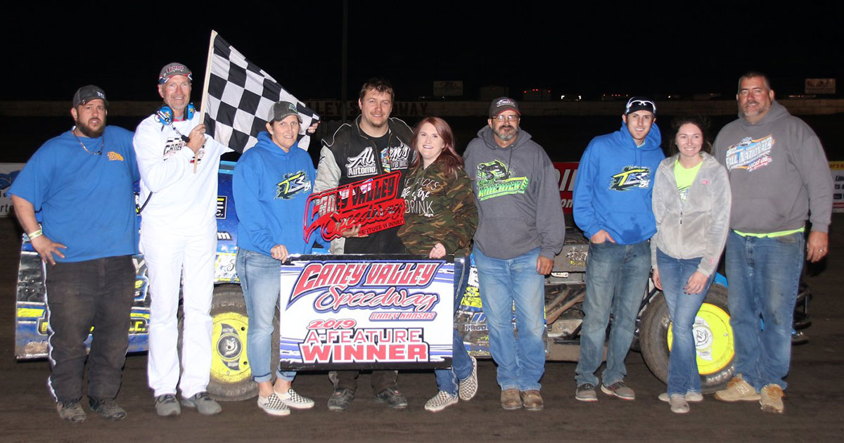 Tyler Kidwell won the Out-Pace USRA B-Mod main event.