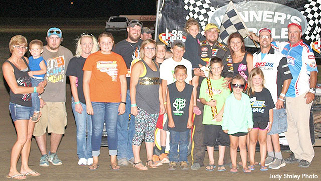 Nick Hanes won the Out-Pace USRA B-Mod feature.