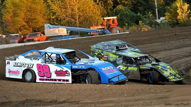 <b>TOP DOG FIGHT:</b> Brad Smith (99) battles with Troy Hovey (inside) at the Valley Speedway Saturday night, Oct. 5. The two are locked in a battle atop the USRA B-Mod national points race.