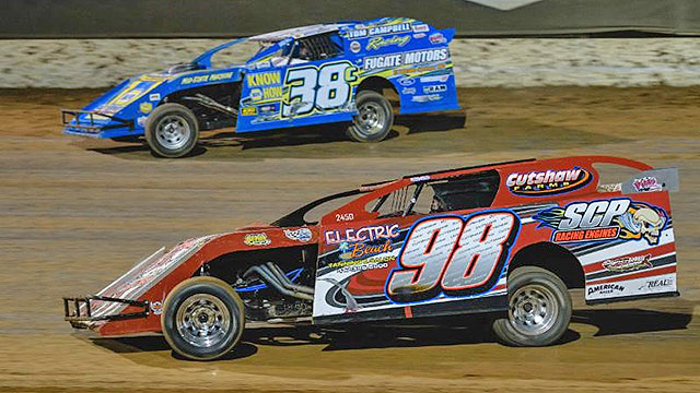 Jason Pursley (38) holds a narrow points lead over three-time defending Pitts Homes USRA Modified track champion Jeff Cutshaw (98) with two Weekly Racing Series events remaining at Lucas Oil Speedway. (Kenny Shaw photo)