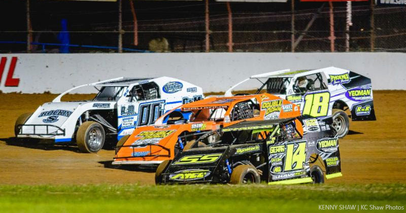 Taylor Moore (00) leads J.C. Morton (18) by one point in the Out-Pace USRA B-Mods.