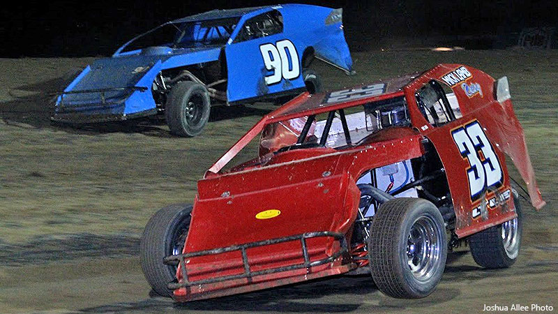 Veteran racers Chad Lyle (33) and Terry Schultz (90) during last week's USRA Modified action. USRA Modified and B-Mod drivers have found solid car counts at CMS to be crucial to earning valuable national USRA points.