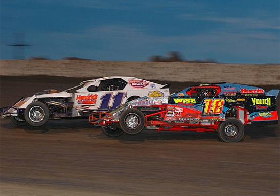 Justin Boney (18) on the gas and making the pass. (Photo credit: Lloyd Collins, Racinboys.com/FastTrack Photos)