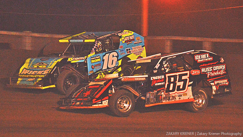 Eventual Out-Pace USRA B-Mod feature winner Dan Hovden (16d) battles to the outside of Ben Moudry (85).